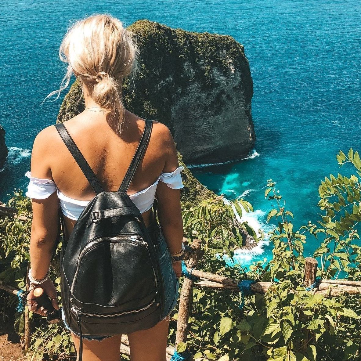 girl at the top of Kelingking Beach