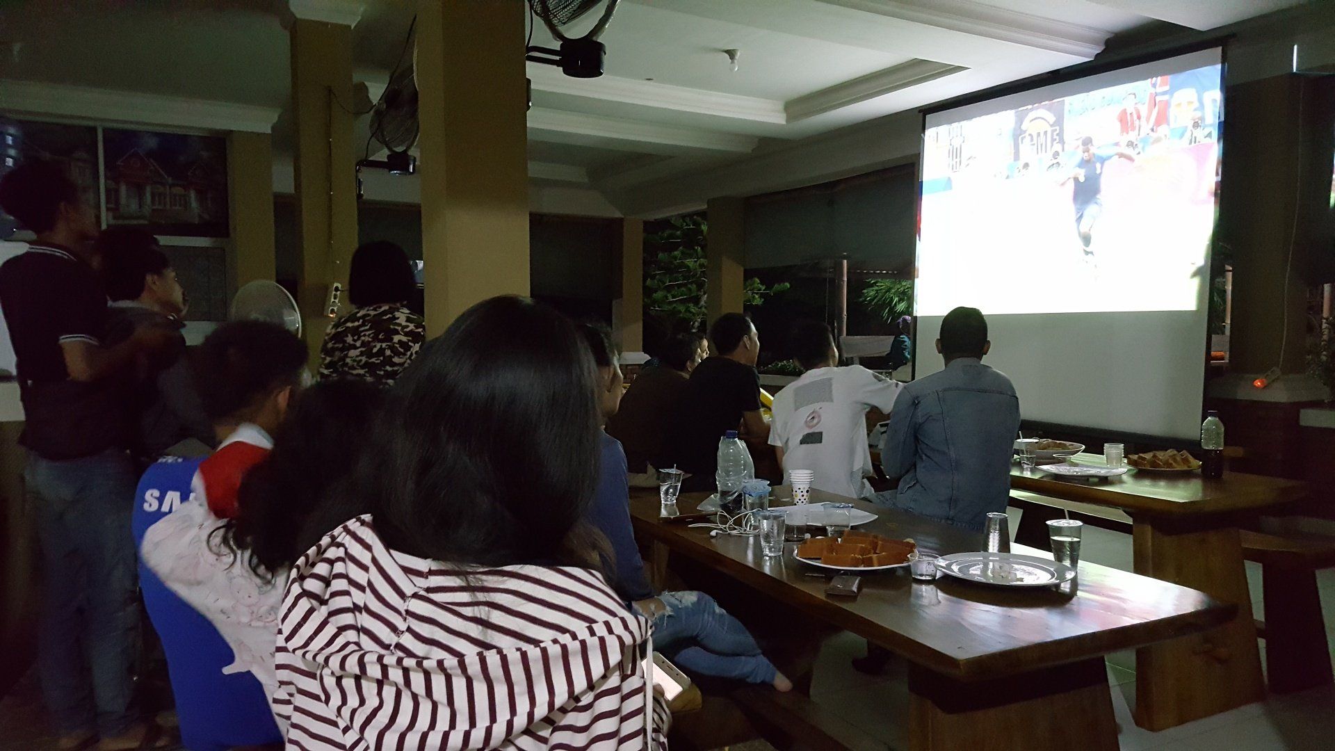 nonton bareng piala dunia 2018 warga di clubhouse perumahan villa sierra vista palembang