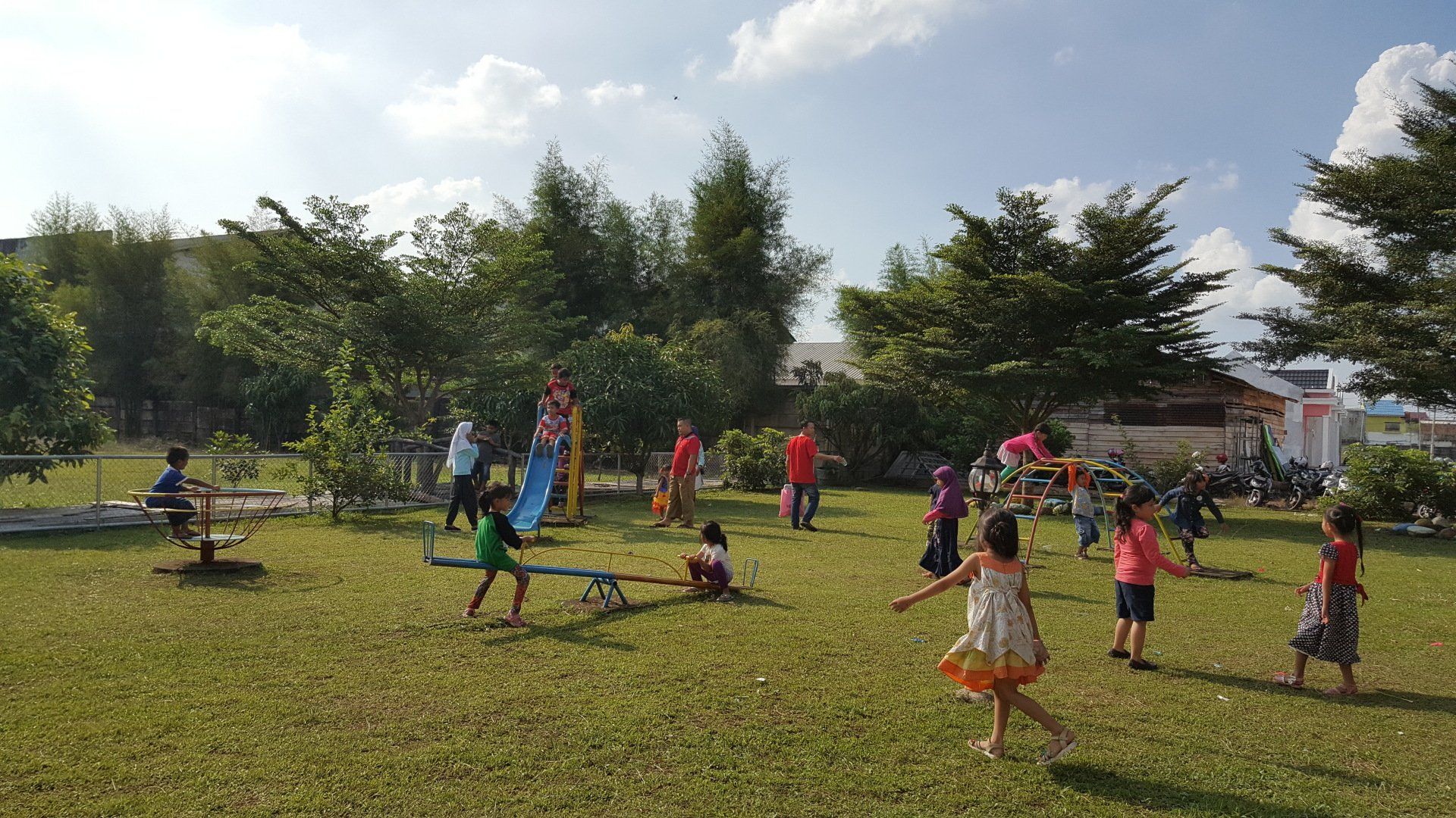 anak bermain di playground perumahan villa sierra vista palembang