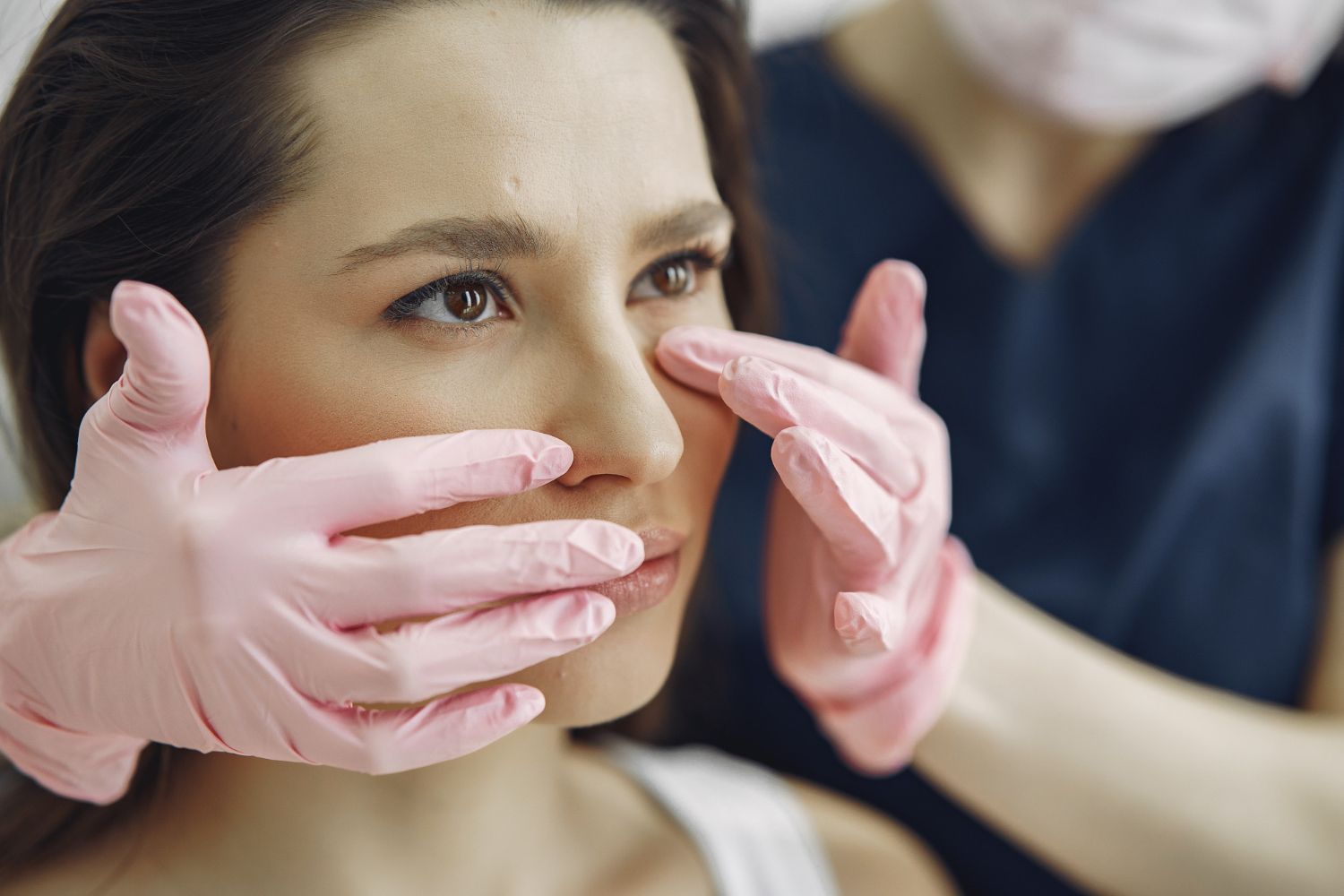 Una mujer recibe una inyección en la cara en un salón de belleza.