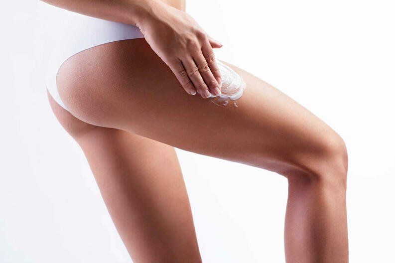 Una mujer recibe una inyección en la cara en un salón de belleza.