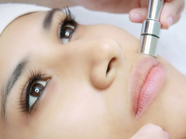 Una mujer recibe una inyección de botox en la cara.