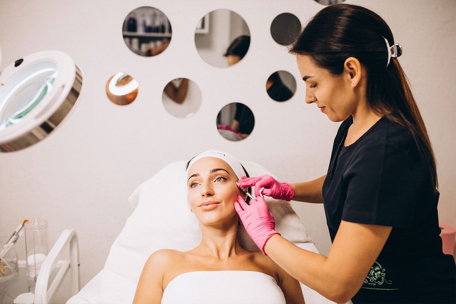 Una mujer recibe una inyección en la cara en un salón de belleza.