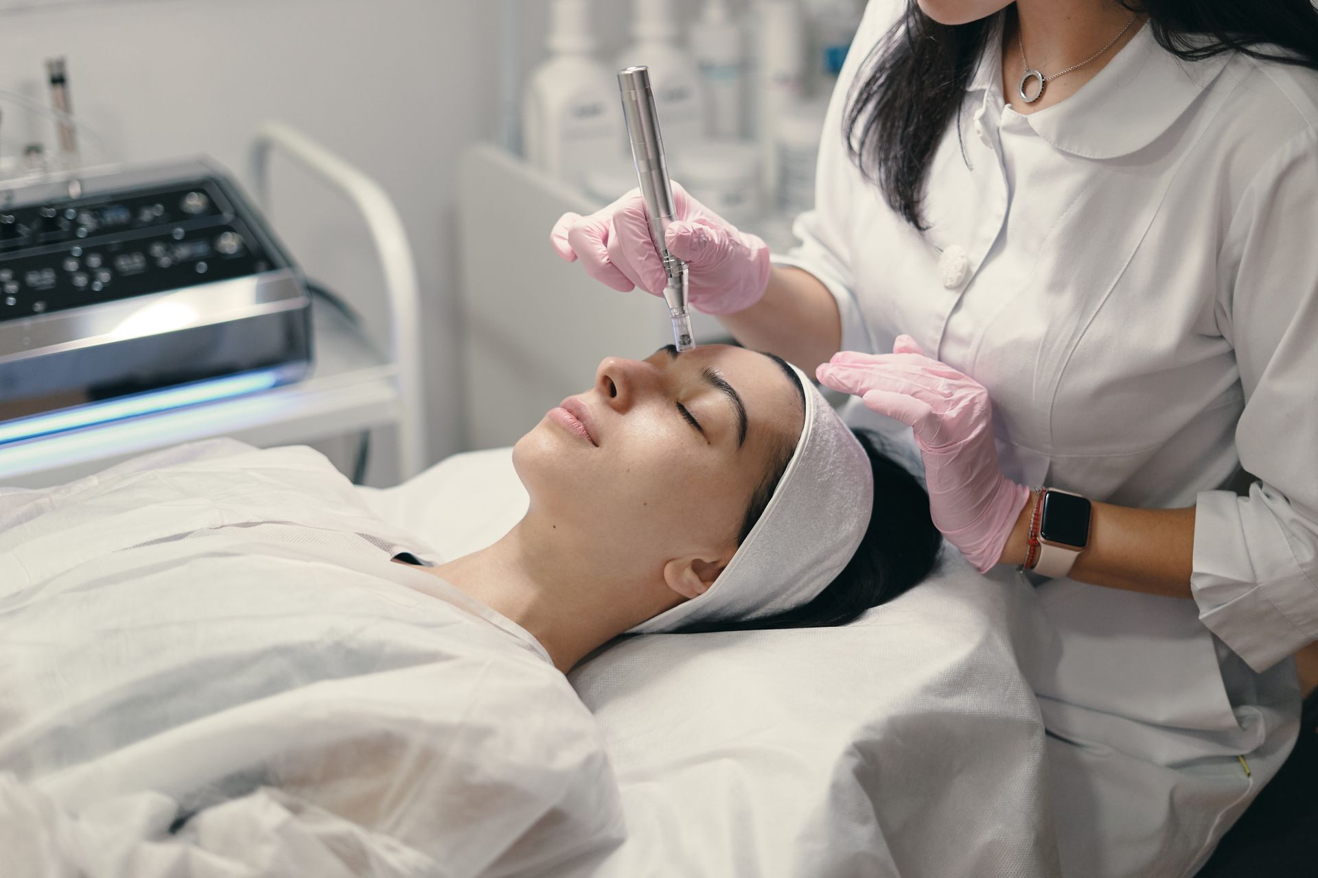 Una mujer recibe una inyección de botox en la cara.