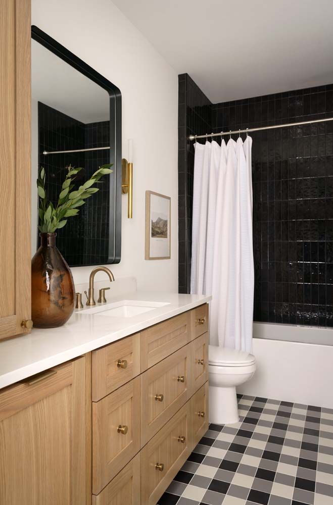 A bathroom with a sink , toilet , and bathtub.