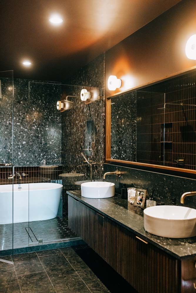 A bathroom with two sinks and a bathtub.