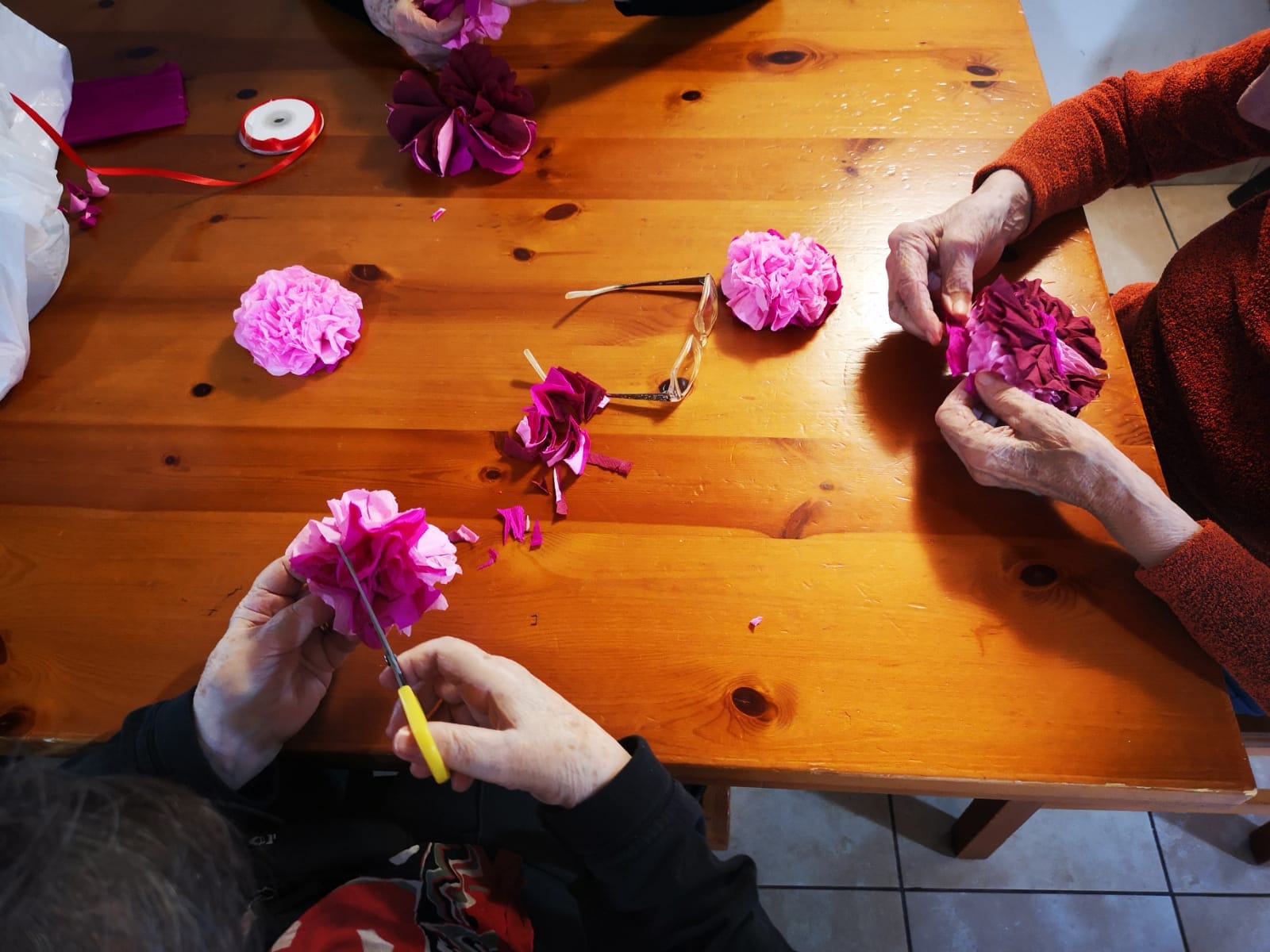 lavoretti realizzati col pongo dagli ospiti della casa di riposo