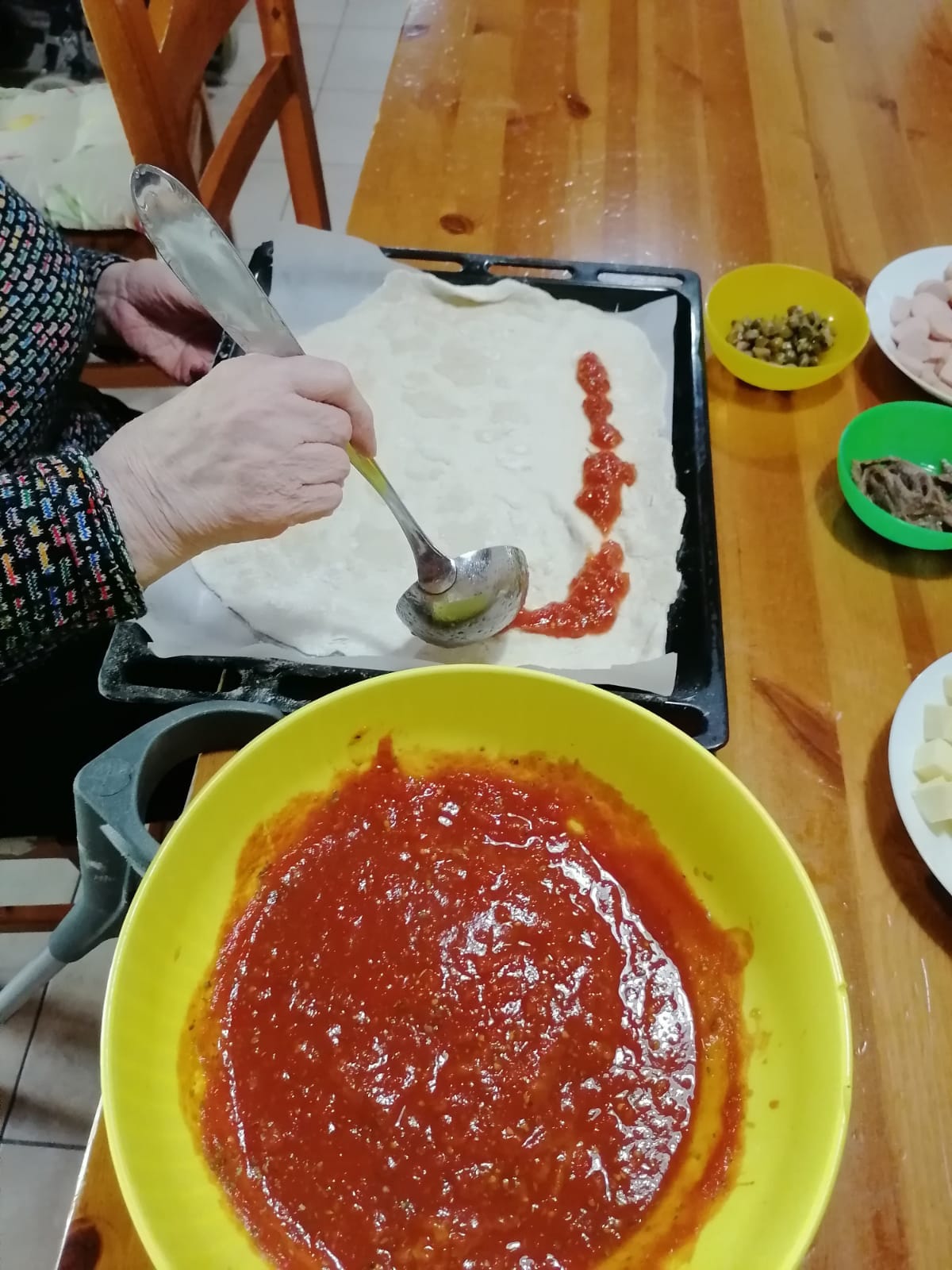 preparazione della pizza durante un'attività ricreativa della casa di riposo