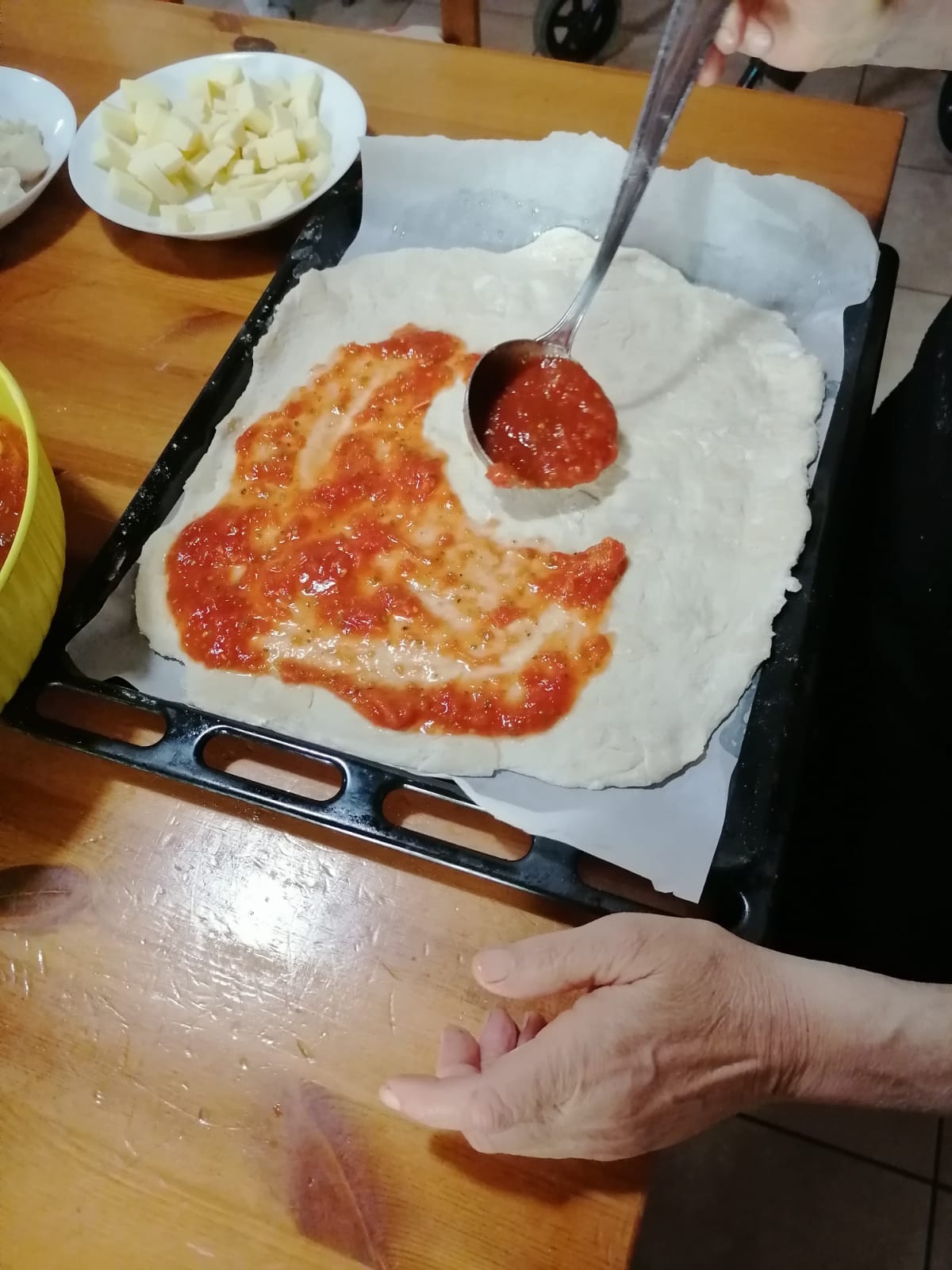 condimento della pizza presso la struttura per la terza età