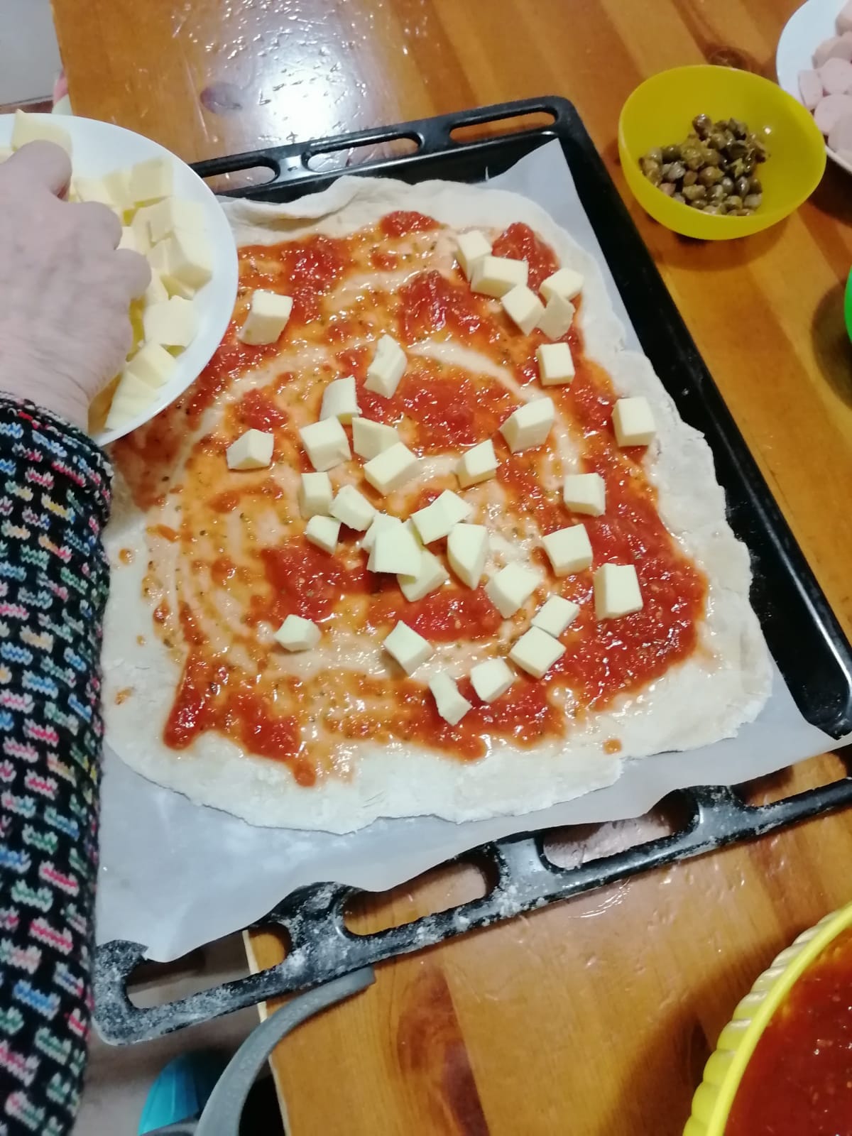 teglia con la pizza della casa di riposo