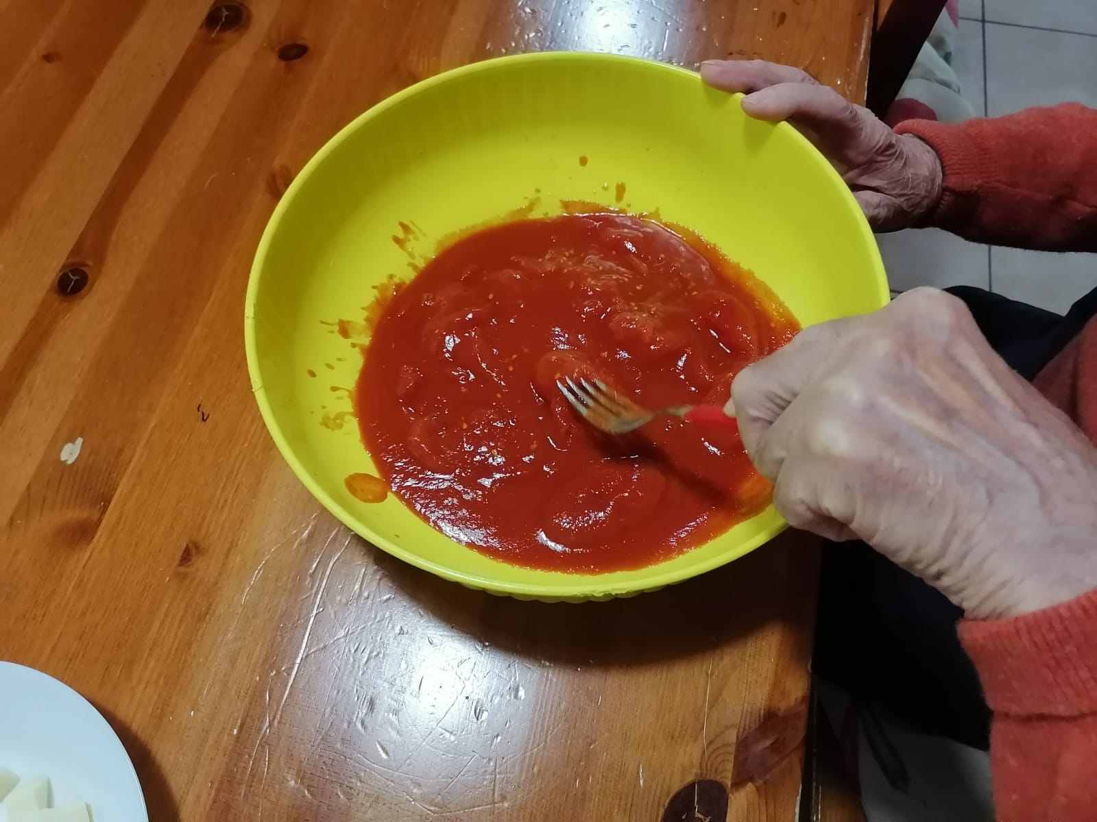 preparazione della pizza presso la casa per anziani