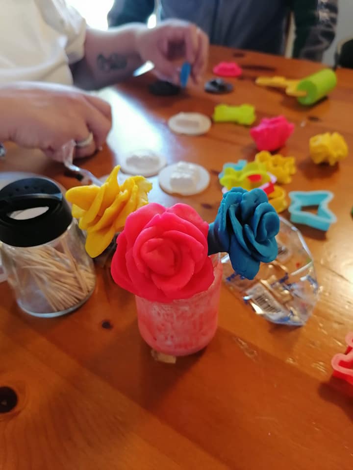 creazioni con il pongo presso la casa per anziani