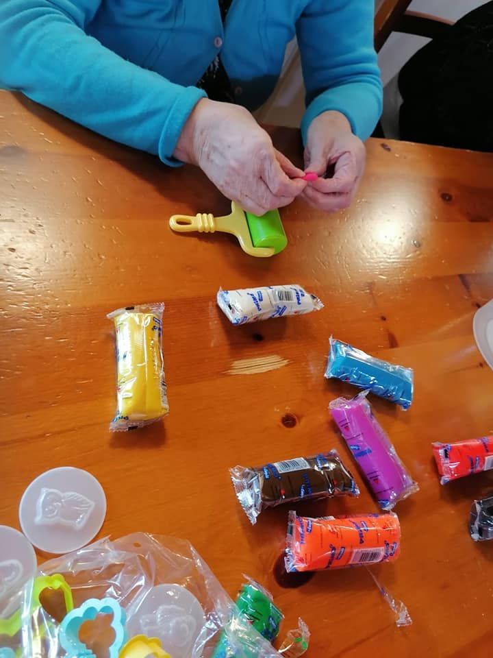 laboratorio manuale con il pongo per gli anziani della casa di riposo