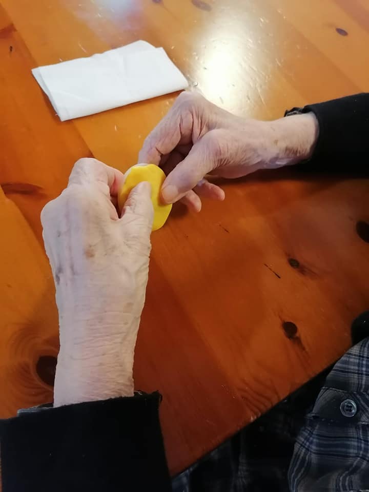 ospite della casa di riposo durante n'attività ricreativa