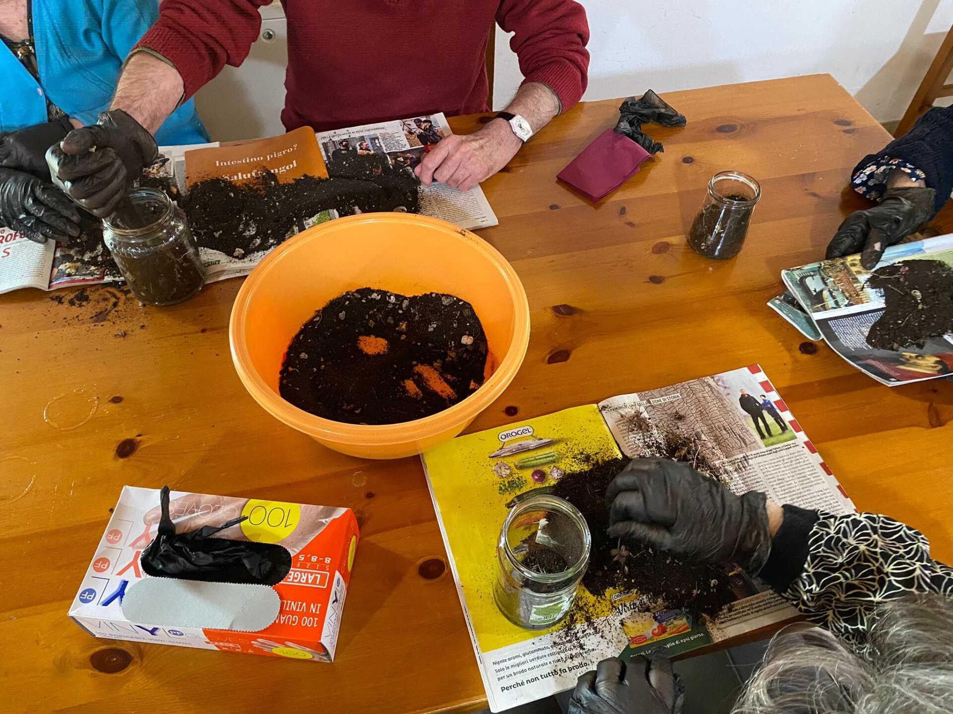 attività di giardinaggio presso la casa di riposo