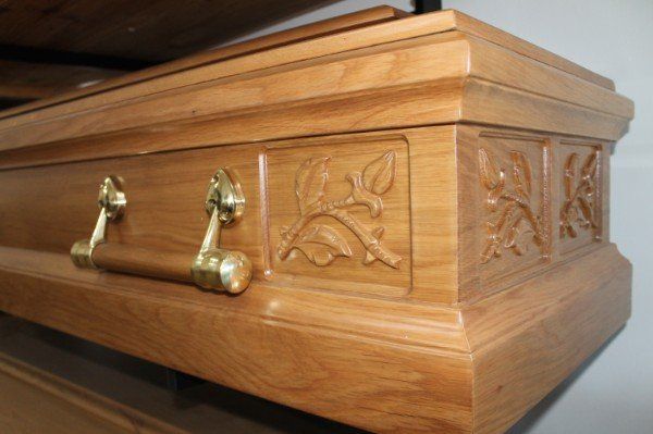Cofano funebre con rami intagliati