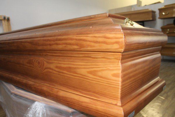 Cofano funebre in legno chiaro