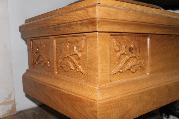 Bara in legno con decorazione intagliata