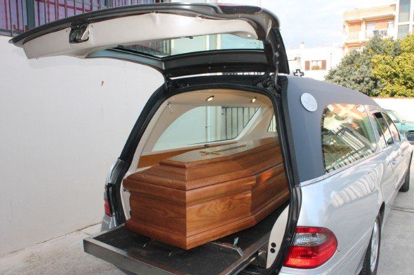 Trasporto della salma su auto funebre