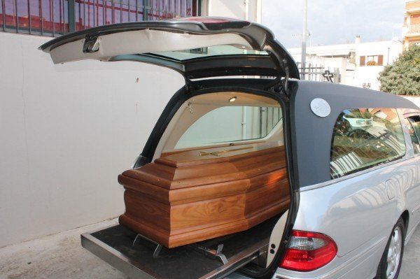 Trasporto cofano funebre