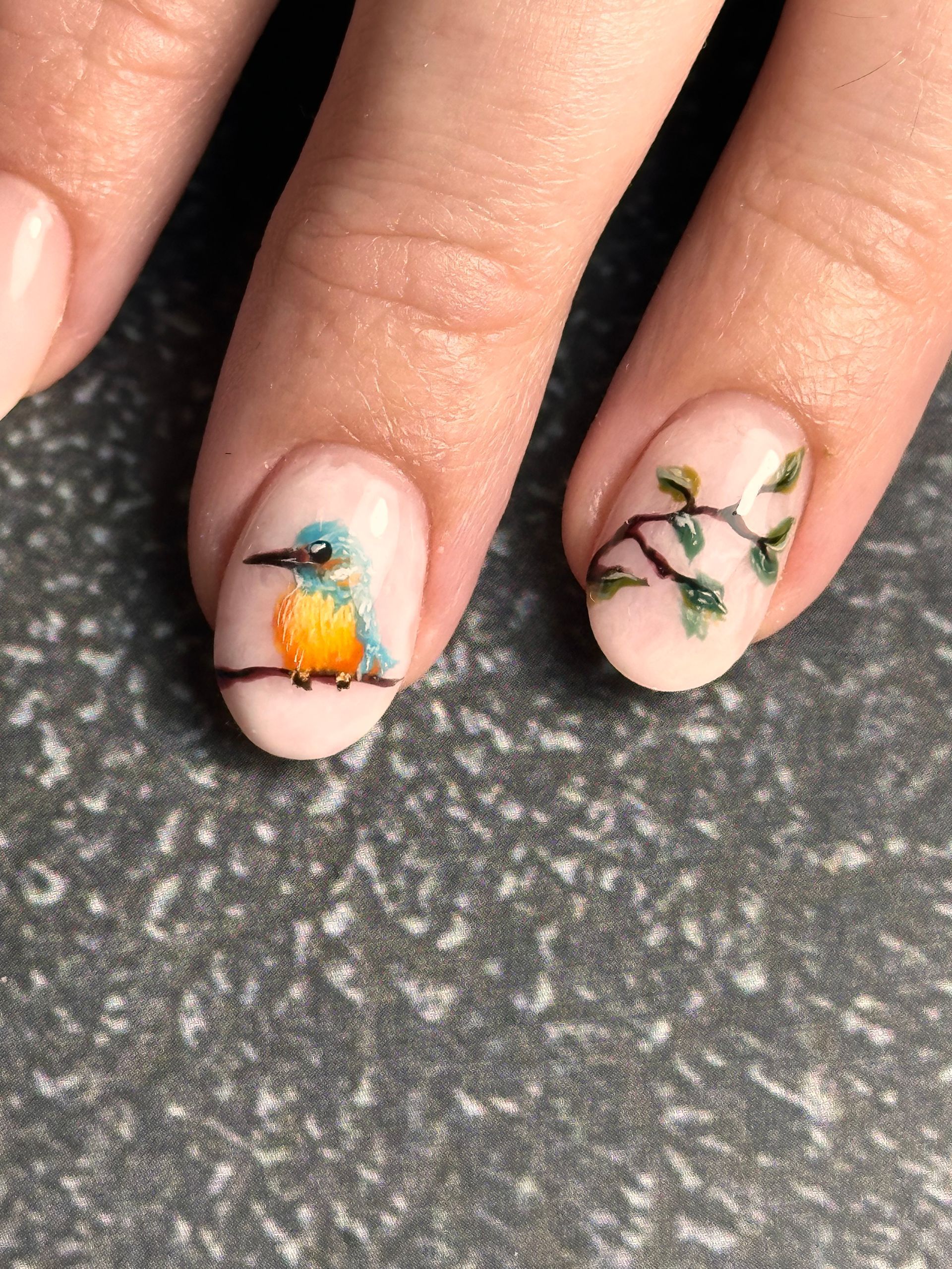 Een close-up van de handen van een vrouw met roze nagels