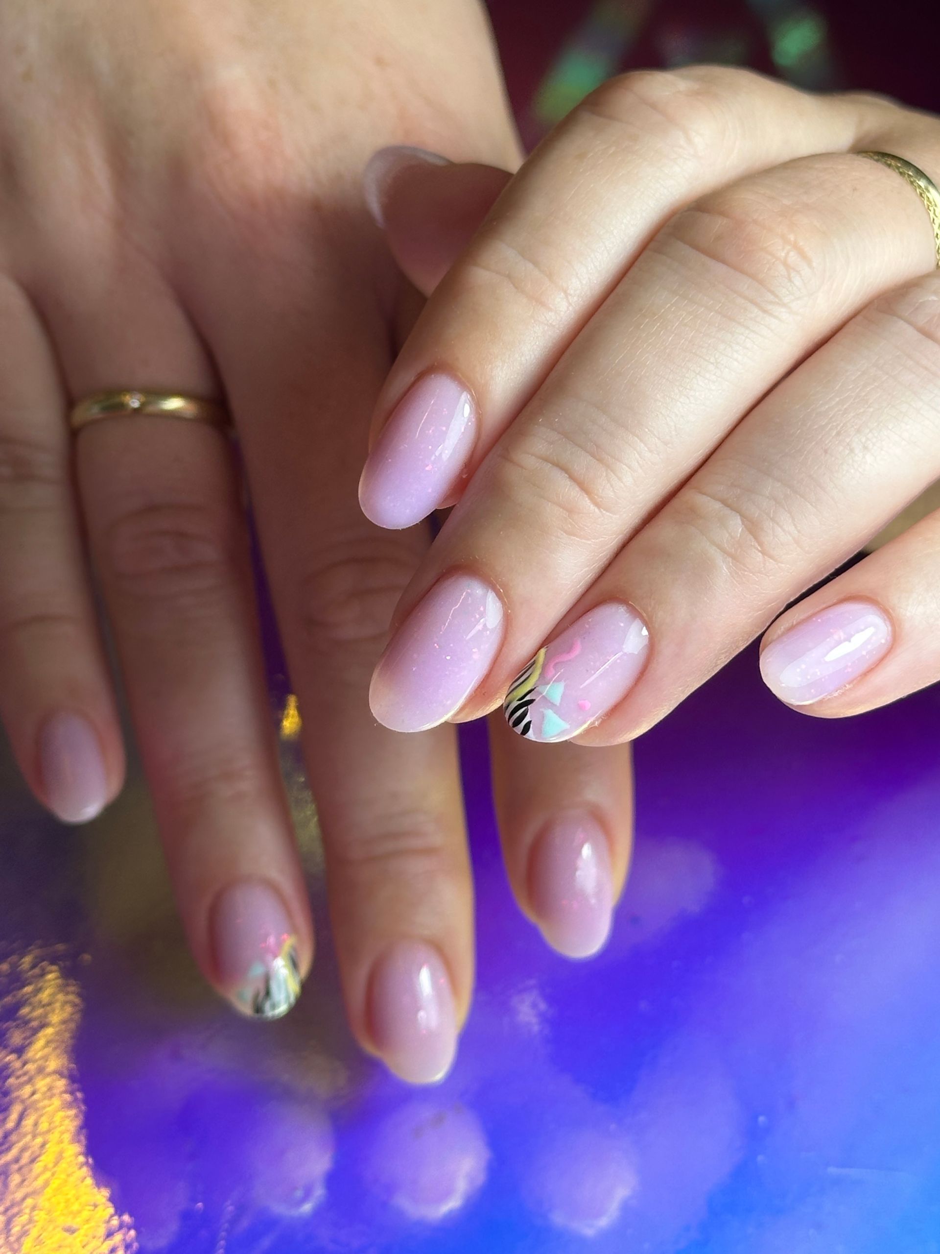 Een close-up van de handen van een vrouw met roze nagels