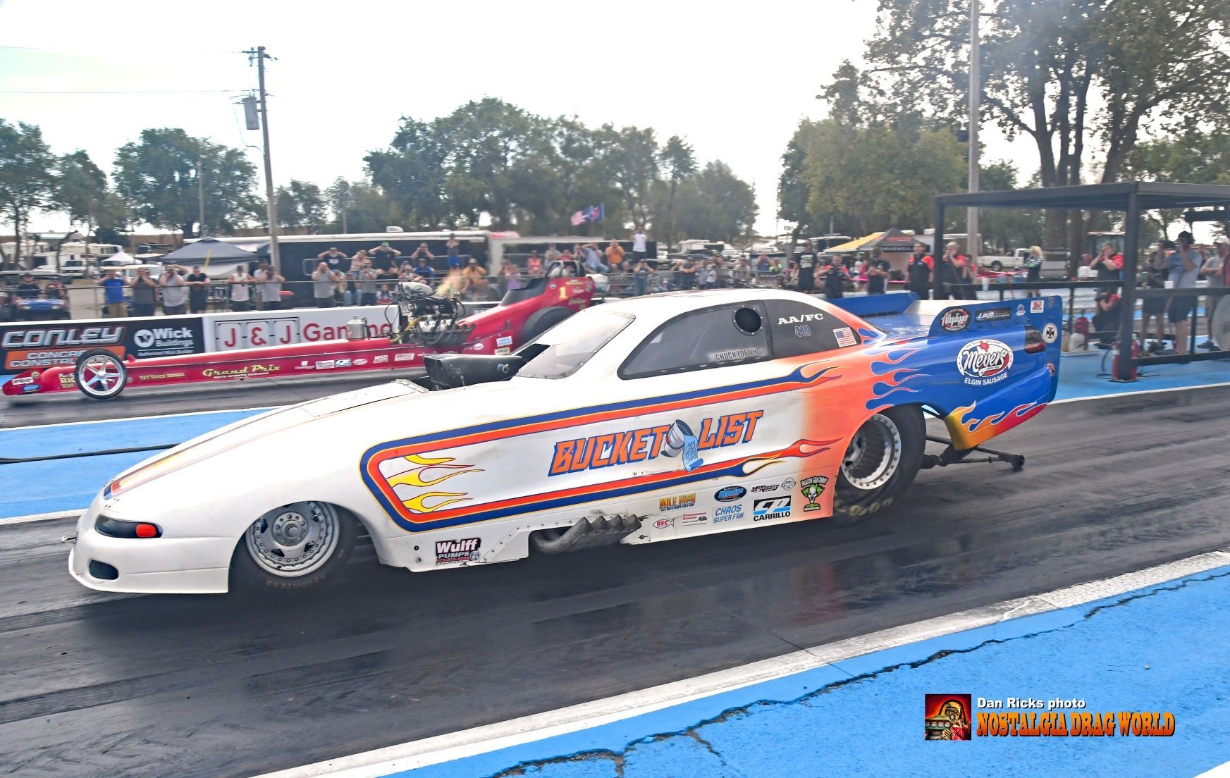 A race car with the word muscle car on it