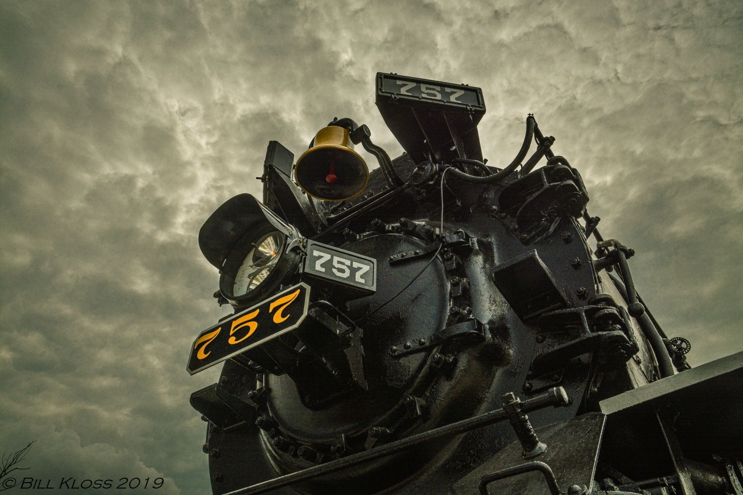 A train engine with the number 752 on it