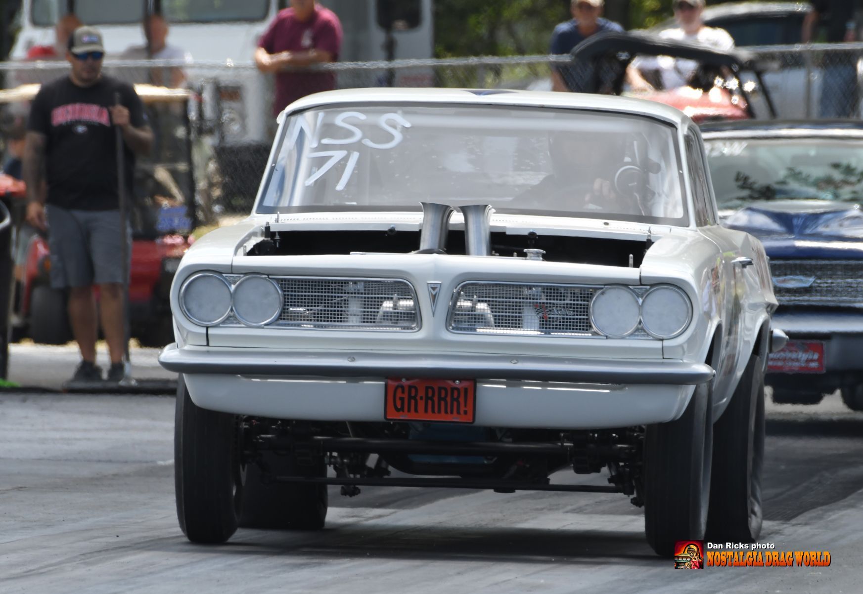 A white car with a license plate that says gm hart