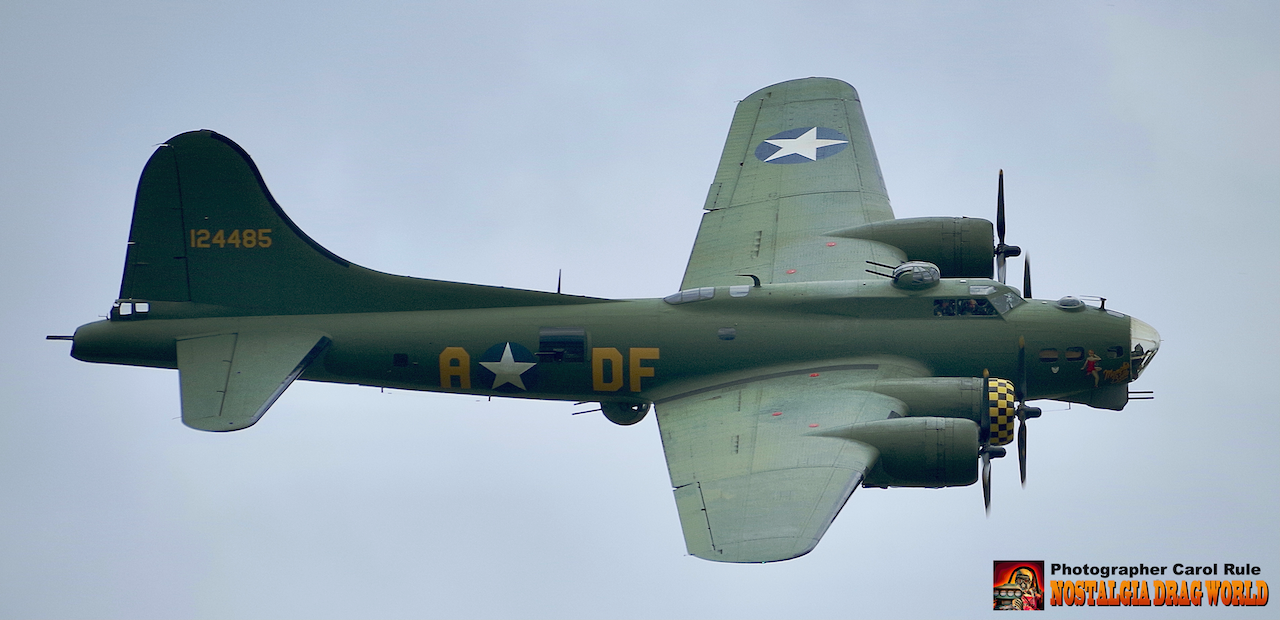 A plane with the letters df on the wing