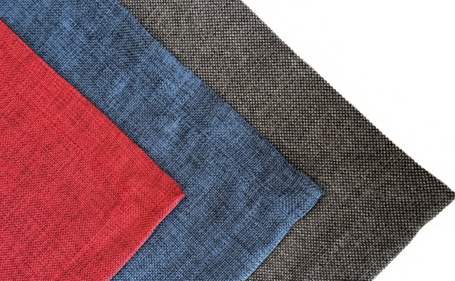 Tres muestras de tela: roja, azul y gris, dispuestas en diagonal, con tejido texturizado visible.
