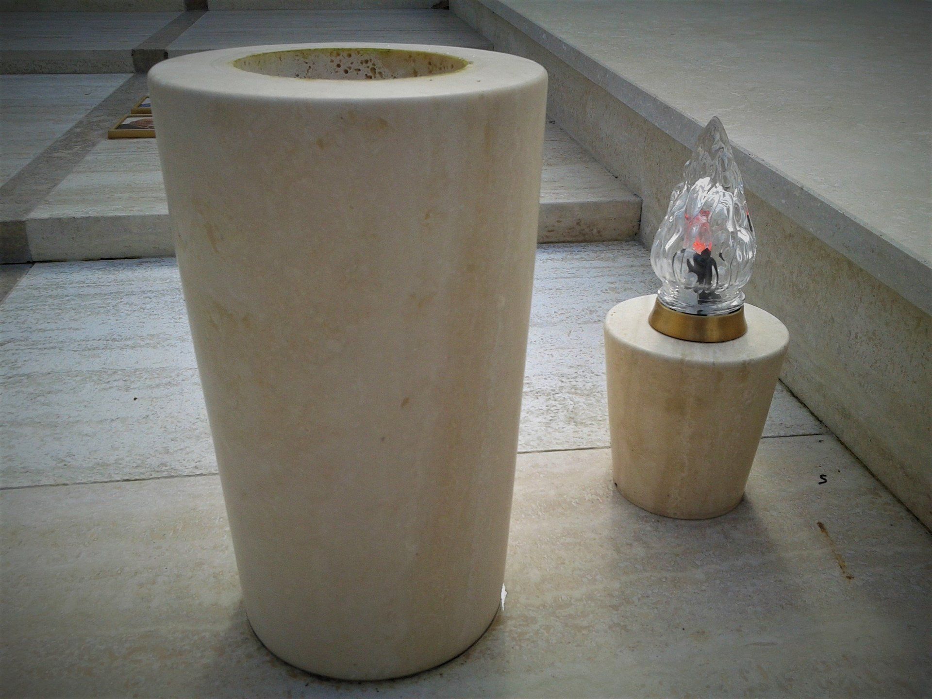 realizzazione articoli cimiteriali in marmo