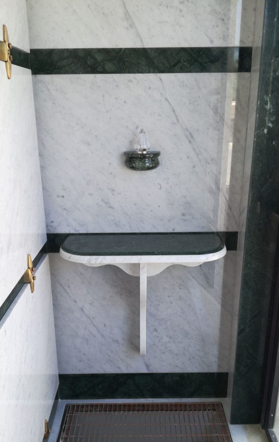 realizzazione altarini cimiteriali  in marmo