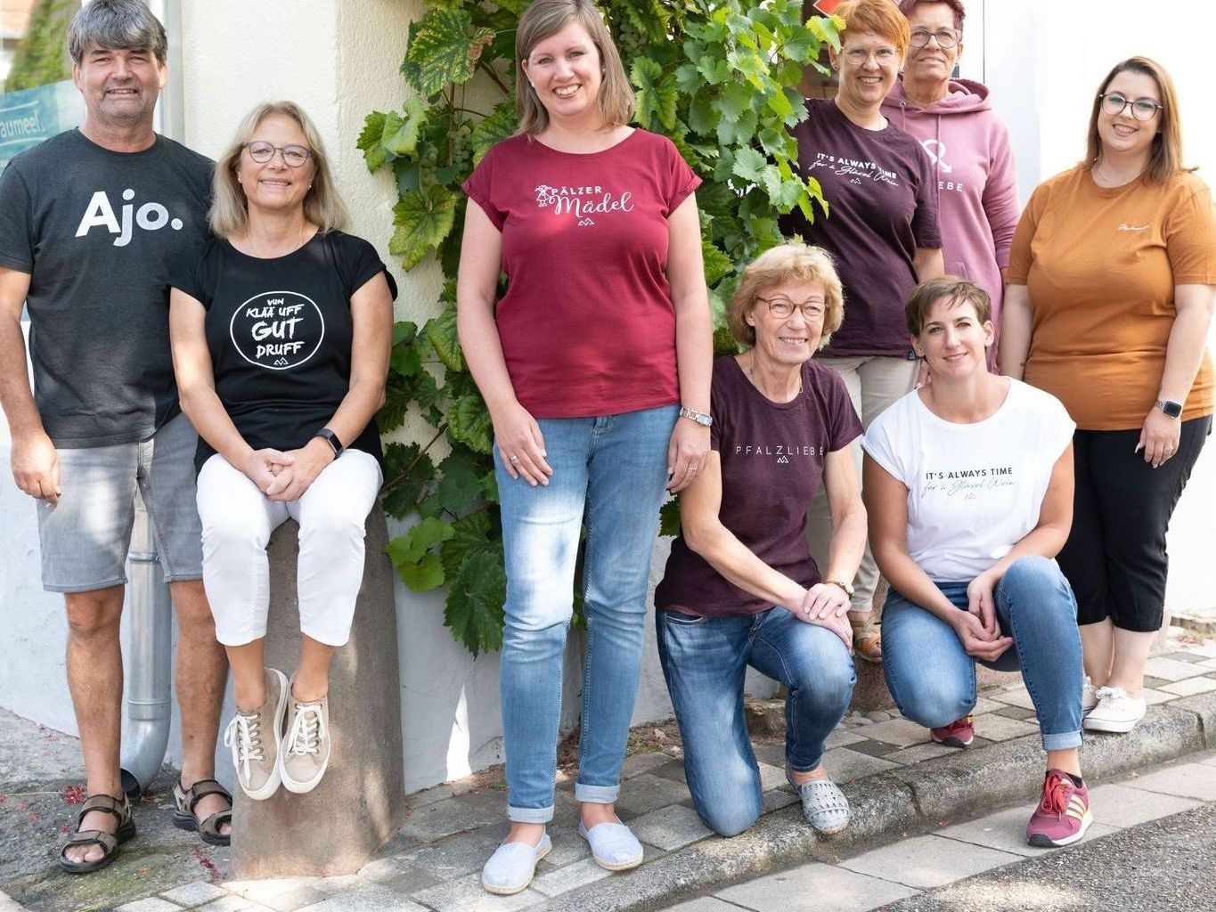 Eine Gruppe von Menschen posiert gemeinsam für ein Foto.