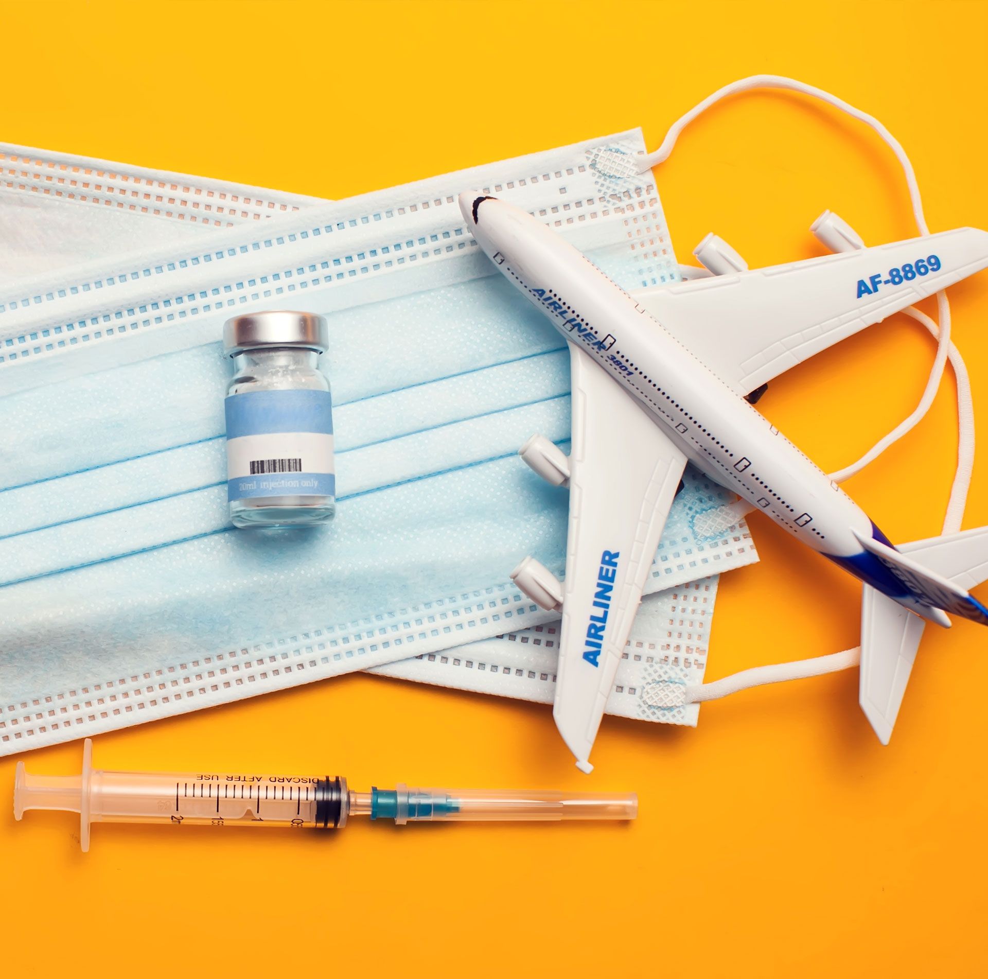 Ein Spielzeugflugzeug mit den Buchstaben „Airliner“ auf der Seite