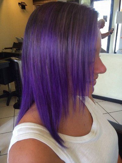 Ragazza con tinta di capelli viola elettrico