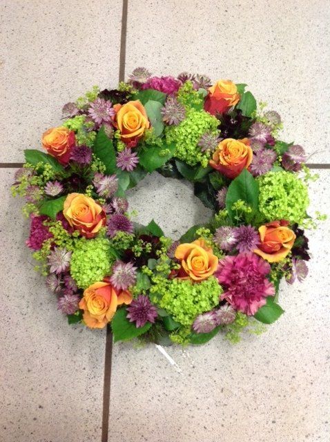 Ein Blumenkranz liegt auf einem gefliesten Boden