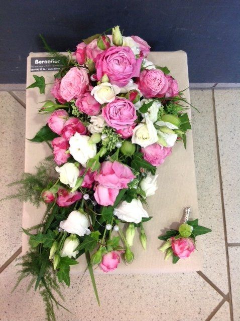 Ein Strauß rosa und weißer Blumen auf einem Tisch