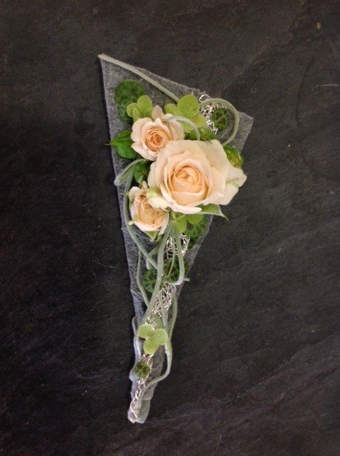 Eine Nahaufnahme eines Blumenstraußes auf einem Tisch.