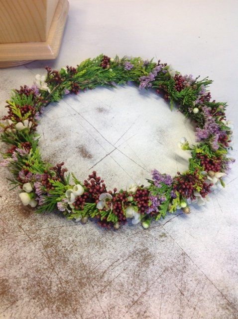 Ein Blumenkranz liegt auf dem Boden