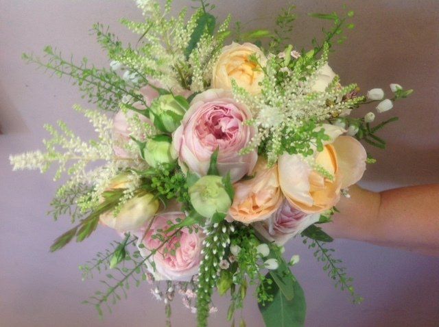 Eine Person hält einen Blumenstrauß in der Hand.