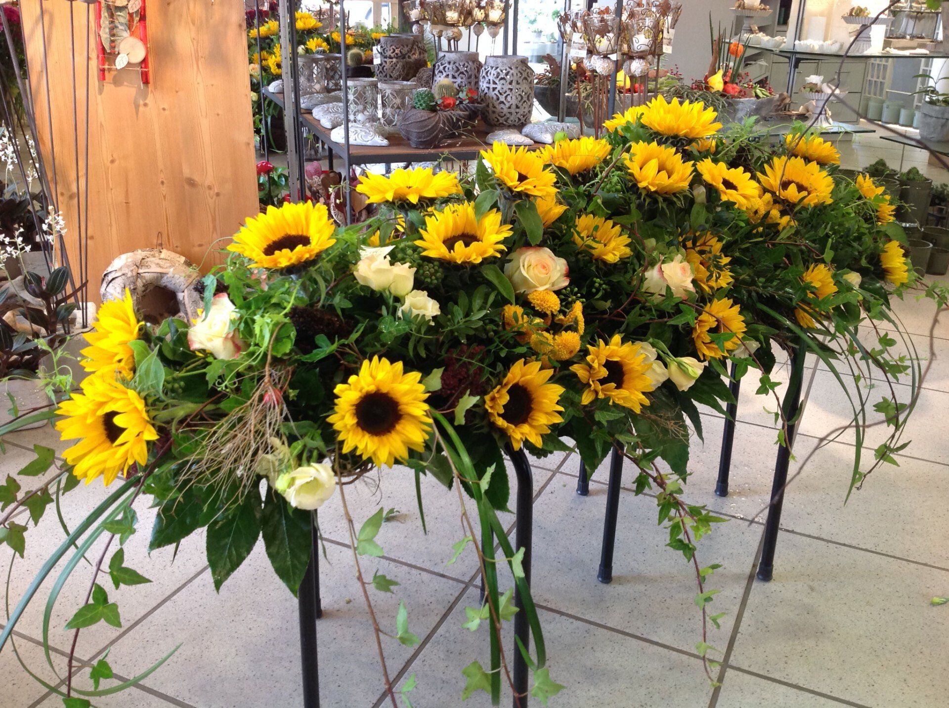 Ein Strauß Sonnenblumen steht auf einem Tisch