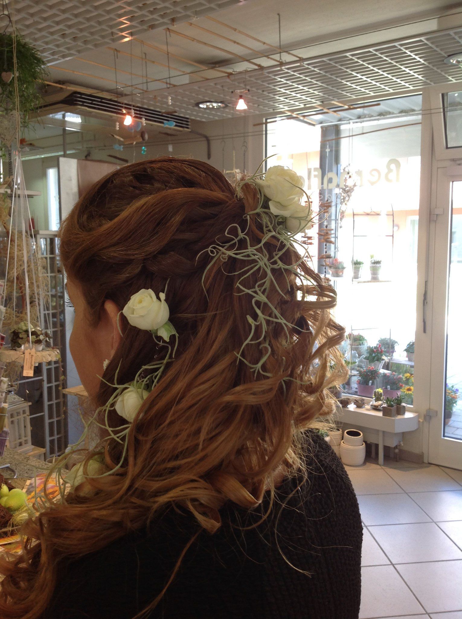 Eine Frau mit langen Haaren hat Blumen im Haar