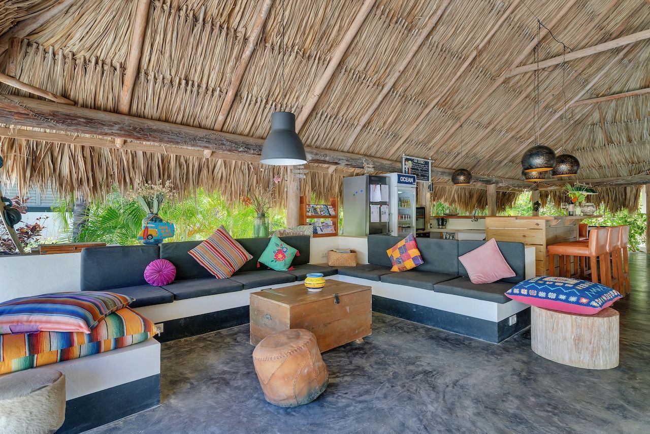 Una sala de estar llena de muebles y un techo de paja.