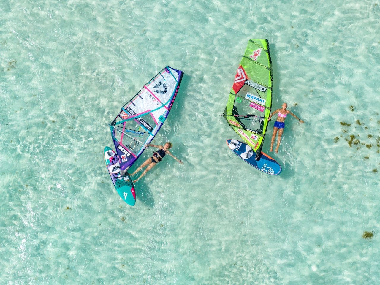 Windsurfers genieten van het kalme, heldere water bij Lac Bay op Bonaire.