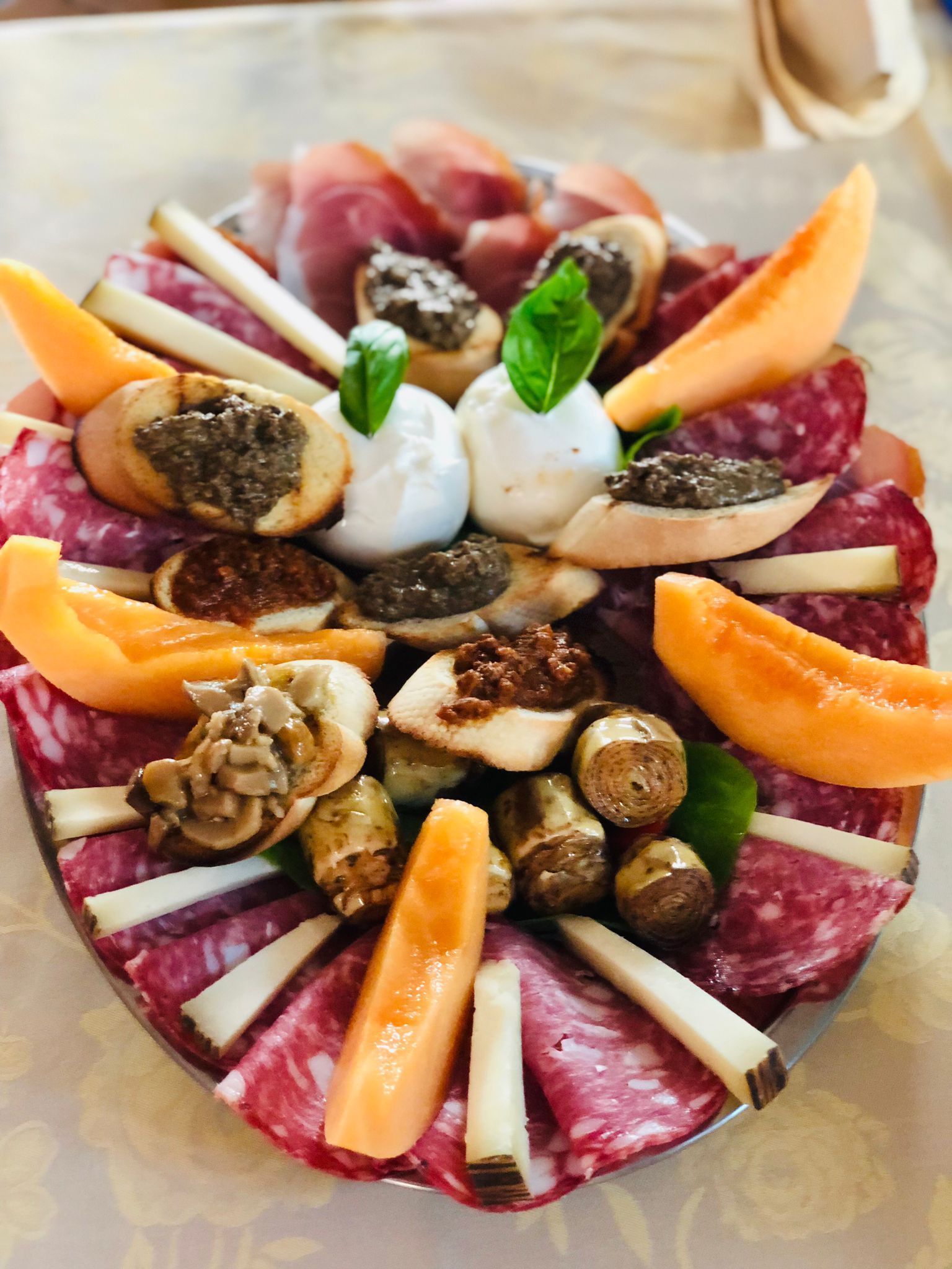 Un piatto di cibo con carne e verdure su un tavolo.