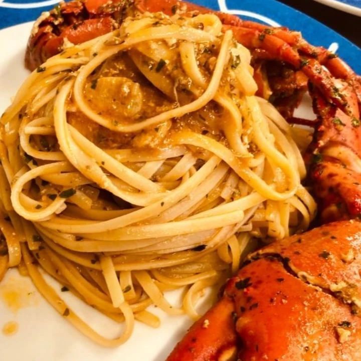 Un primo piano di un piatto di spaghetti e aragosta