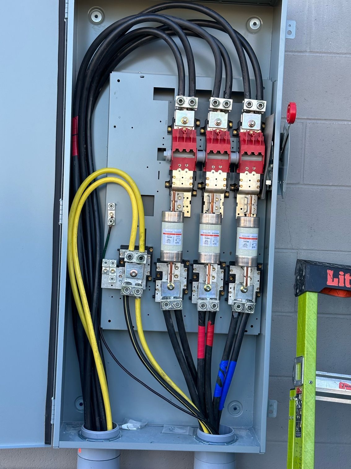 A box with electrical wires and fuses