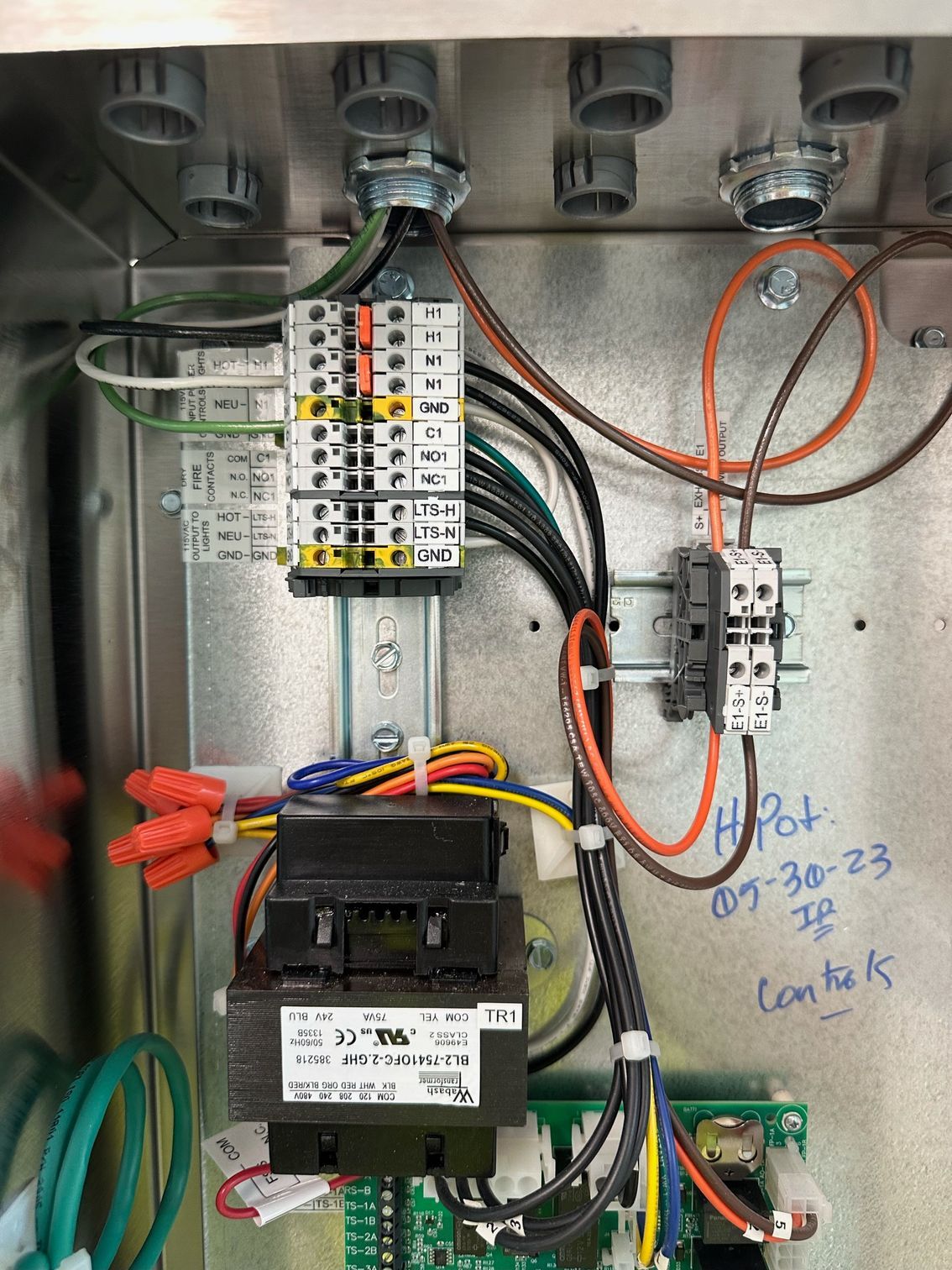 The inside of a electrical box with a lot of wires connected to it.