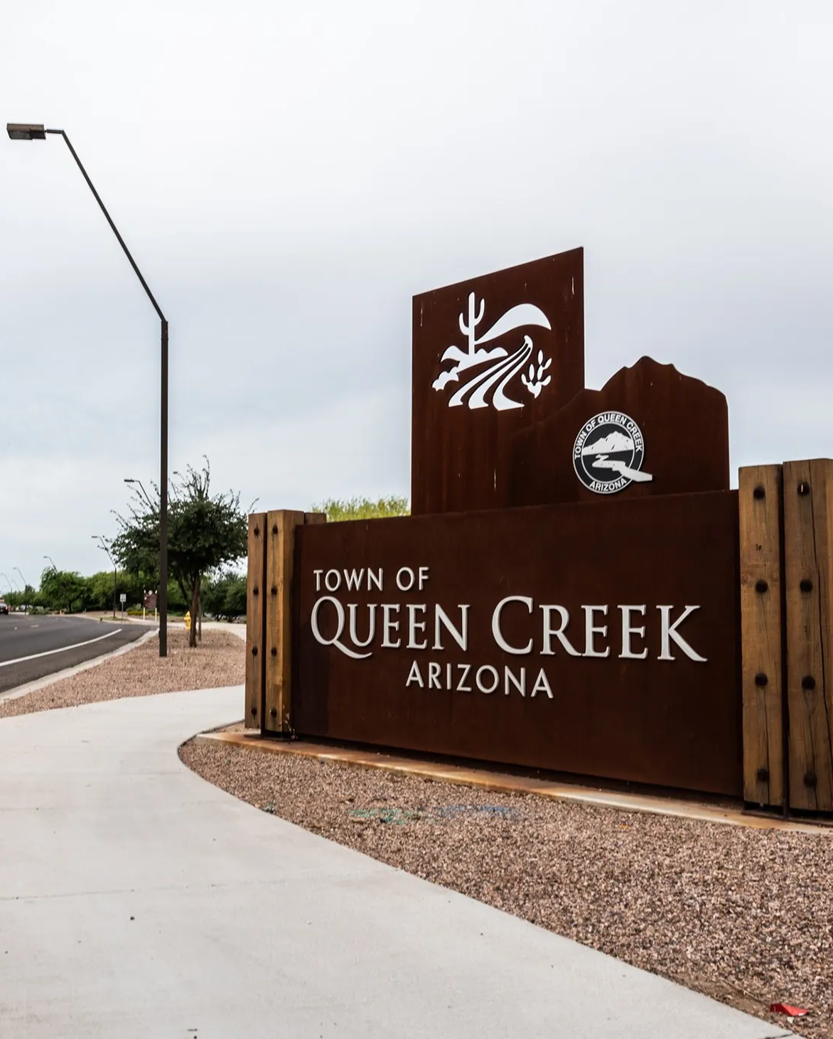 A sign for the town of queen creek arizona